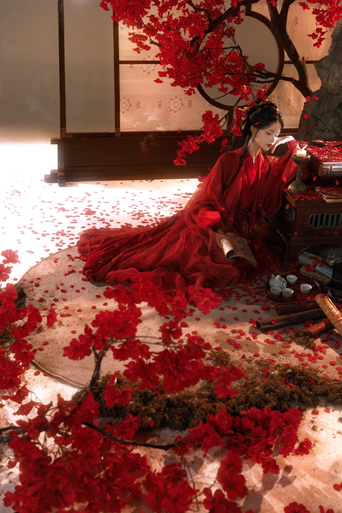 明明同一人，演完《蜜语纪》演《雀骨》，换上古装差点没认出